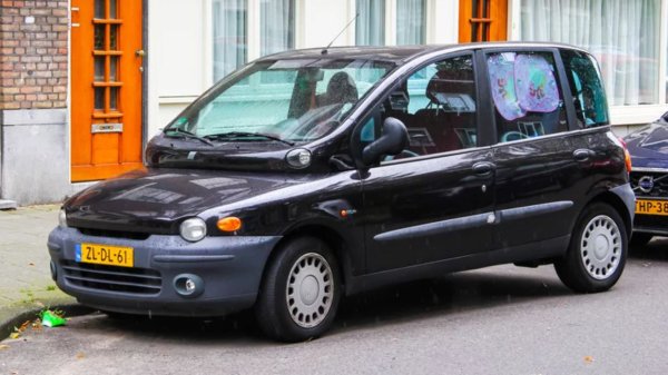 В САЩ Fiat се свързва най-вече с малките кабриолетни спортни автомобили и с миниатюрния 500. Компанията обаче произвежда широка гама от автомобили, продавани в Европа и останалия свят. Fiat е добре известна с производството на малки семейни автомобили. Едно такова превозно средство е Multipla и се произвежда от 1998 до 2010 г. Тук ще обърнем внимание на първото поколение, което излиза между 1998 г. и 2004 г.

На хартия и в действителност Multipla е хубава кола. Тя е достатъчно компактна, за да се движи по тесните европейски градски улици и също така е лесна за паркиране. Седалките могат да бъдат изместени, за да се направи допълнително място за по-голям товар, като Fiat предлага опции както с 1,6-литров двигател, така и е с 1,9 литра.

Въпреки това изглежда, че някой е започнал да проектира малка кола и е променил решението си по средата на разработката, като в крайна сметка е присадил миниван към долната част. Вътре преобладава евтино изглеждаща пластмаса и всички уреди за управление са подредени в центъра на арматурното табло. 

Колата е просто странна и е учудващо как ръководството се е съгласило да даде зелена светлина за нейното масово производство.
